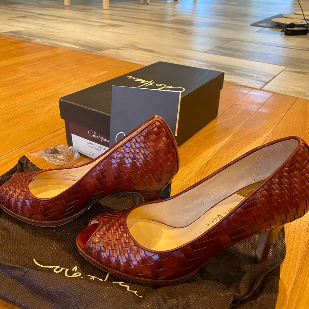 Cole Hahn brown woven heels 7.5 box Vguc